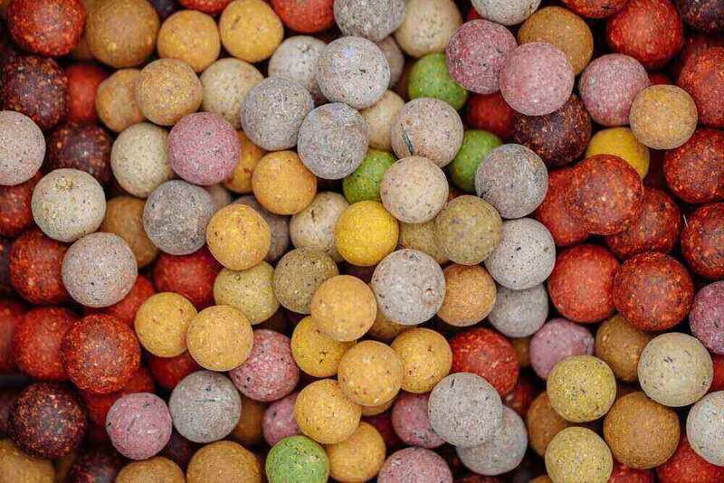 Barevné boilies naskládané vedle sebe